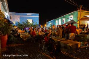 Trinidad - comiendo en la calle