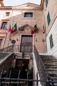 La sede della contrada del Drago con la Fonte in basso fra le due scalinate