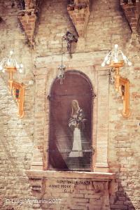 La Fonte della Nobile contrada dell'Oca - La statua di S. Caterina da Siena nata nella contrada dell'Oca