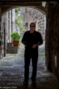 Mauro nel portico a Radicofani           