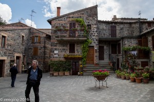Nella piazzetta di Radicofani        