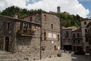 La piazzetta davanti alla chiesa di Radicofani           